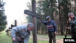 Belarus -- In memorial Kurapaty people restore the crosses tumbled down by vandals, 29Oct2008