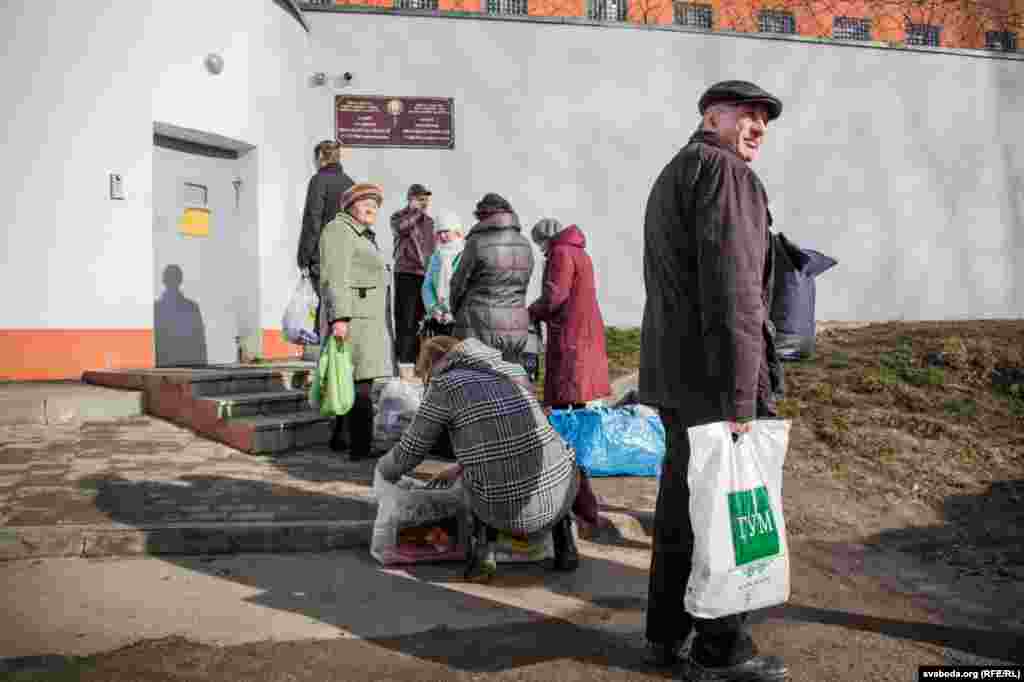 Бацькі, сваякі і сябры прыязджаюць зь Менску і іншых гарадоў Беларусі, каб даведацца пра лёс сваіх блізкіх і перадаць неабходныя рэчы. &nbsp;&nbsp;