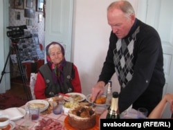 Ульляна Захаранка і Ўладзімер Кацора за сьвяточным сталом