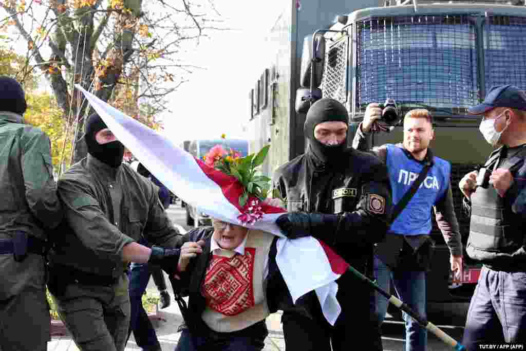 Сярод першых затрымалі 73-гадовую Ніну Багінскую, сымбаль мірнага пратэсту ў Беларусі. Пазьней яе адпусьцілі каля РУУС