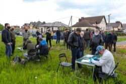 Пікет Ціханоўскага каля меркаванага катэджу кіраўніка Слуцкага райвыканкама, 25 траўня