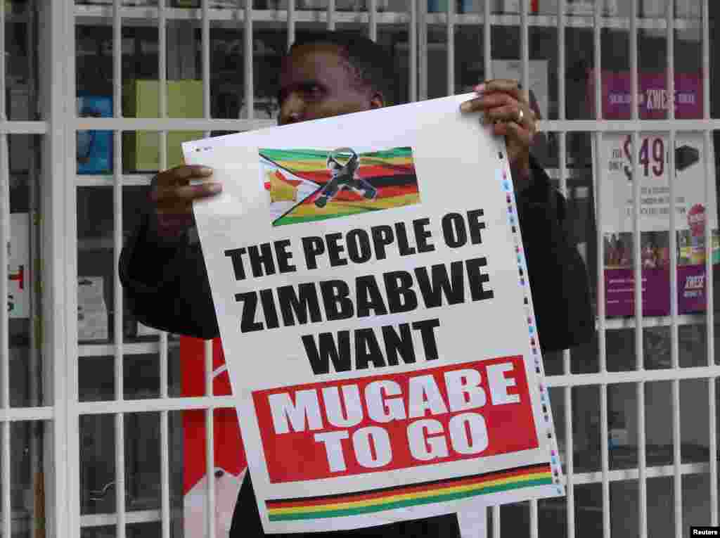 Zimbabwe - Protesters calling for Zimbabwean President Robert Mugabe to step down, 18Nov2017