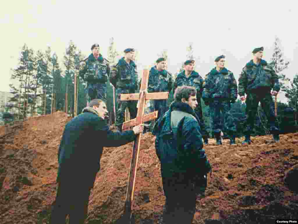 8&nbsp;лістапада 2001&nbsp;году. Першая абарона Курапатаў 