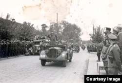 Перадача Берасьця войскам Чырвонай Арміі. Ўрачыстае праходжаньне калёны нямецкіх войскаў перад трыбунай, на ёй — генэрал танкавых войскаў Гейнц Гудэрыян і афіцэры вэрмахту