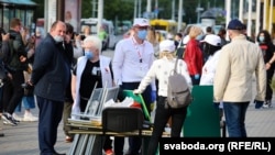 Пікет па зборы подпісаў за Аляксандра Лукашэнку, на ім ёсьць прадстаўнікі «Белай Русі», лета 2020 году