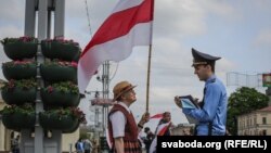 Ніна Багінская на акцыі «Праспэкт нацыянальнага сьцяга»