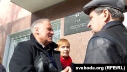 Суд над Андрэем Бандарэнкам. Перад пачаткам суду: Мікола Статкевіч, Марына Адамовіч і Міхаіл Пастухоў. Магілёў, 29 сакавіка 2017 году