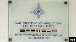 Шыльда на ўваходзе ў Цэнтар стратэгічных камунікацый NATO, Stratcom, у Рызе, сталіцыі Латвіі