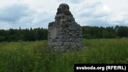 Помнік блізу нямецкага шпіталя пад Крэвам