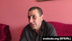 Эльхан Шапялевіч выйшаў з будынка ГАУС у Пінску з гузаком пад вокам