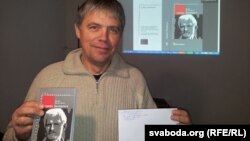 Алесь Капуцкі зь лістом ад Алеся Бяляцкага з турмы і кнігай Валера Каліноўскага «Справа Бяляцкага». 2013 год.