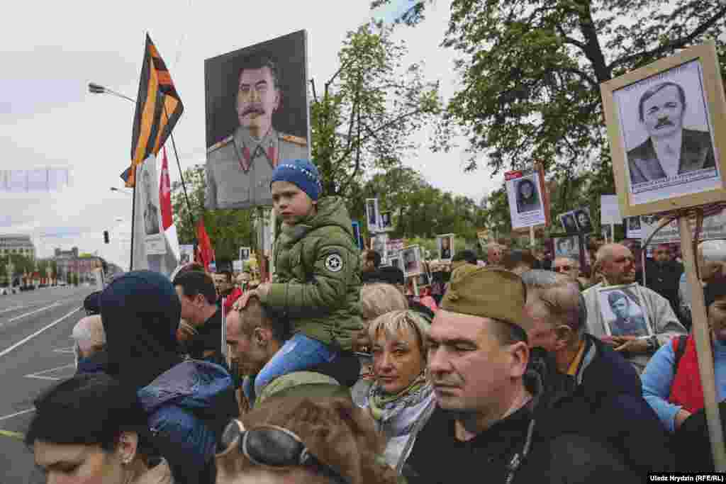 Менскія ўлады не дазволілі шэсьце расейскай акцыі &laquo;Несьмяротны полк&raquo;, але&nbsp;санкцыянавалі&nbsp;мітынг недалёка ад плошчы Перамогі &mdash; ля музэю І зьезду РСДРП. Каля 500 чалавек зьбіраліся зладзіць невялікае шэсьце, але не змаглі прайсьці праз афіцыйныя сьвяткаваньні