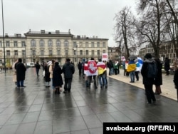 Расейскі антываенны марш у Вільні. Удзельнікі зьбіраюцца на Лукішскім пляцы. Ёсьць і ўдзельнікі зь беларускімі нацыянальнымі сьцягамі