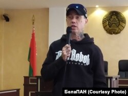 Ігар Банцэр выступае з імправізаваным стэндапам перад разглядам сваёй апэляцыйнай скаргі ў Горадзенскім абласным судзе.