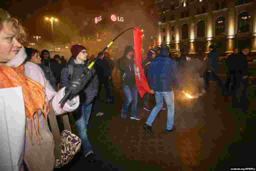 Невядомыя ў цывільным аднімаюць фаеры