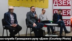 Зьлева направа: мэтадоляг Уладзімер Мацкевіч, рэдактар часопісу Arche Валер Булгакаў, дырэктар Беларускага інстытуту стратэтэгічных дасьледаваньняў Пятро Рудкоўскі, палітык Алесь Лагвінец. Фота — прэс-служба Грамадзкага руху «Дзея»