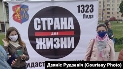 Пікет па зборы подпісаў за Сьвятлану Ціханоўскую ў Лідзе, травень 2020. Фота Дзяніса Рудзевіча.