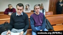 Украінец Сяргей Працэнка (справа), які дзесяць гадоў жыве ў Беларусі і якога высылаюць за адміністрацыйнае правапарушэньне, і сябра Савету незалежнага прафсаюзу РЭП Андрэй Стрыжак, які абараняў яго ў судзе. Гомель, 10 студзеня 2019 году