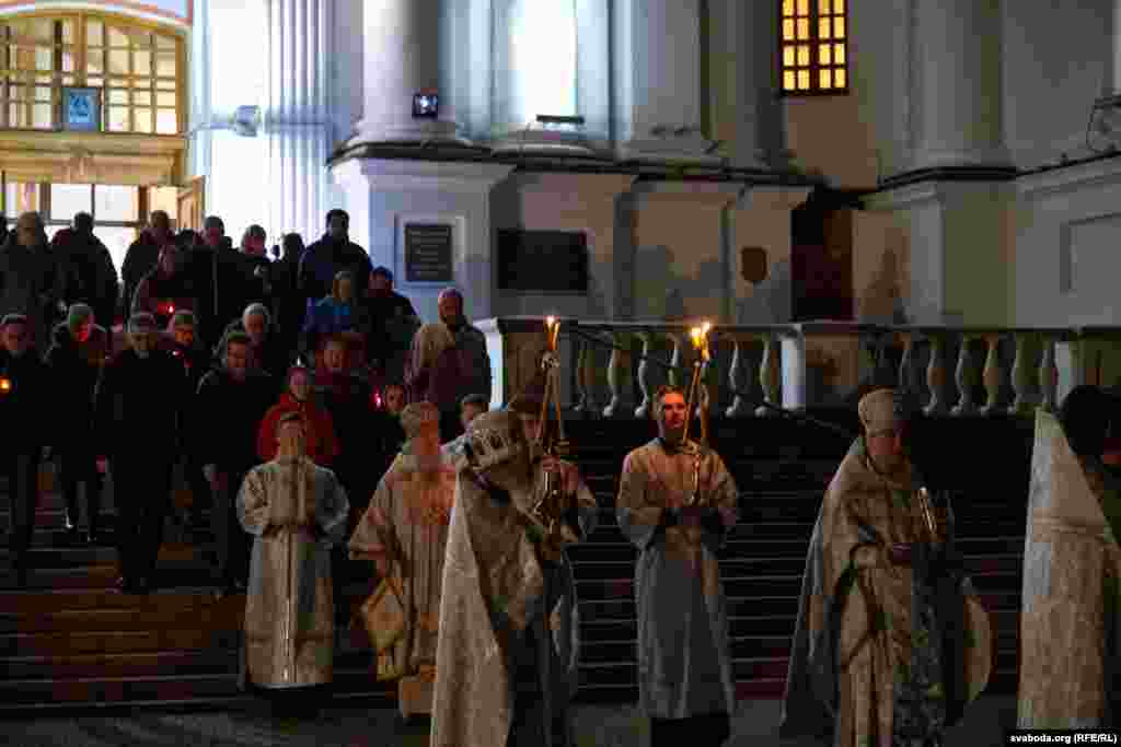 Удзельнікі хрэснага ходу вакол Сьвята-Усьпенскага сабору.