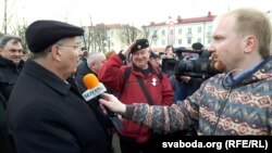 Яўген Меркіс (справа) вядзе стрым