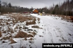 Сядзіба Сталяровых на ўскрайку вёскі, побач зь лесам