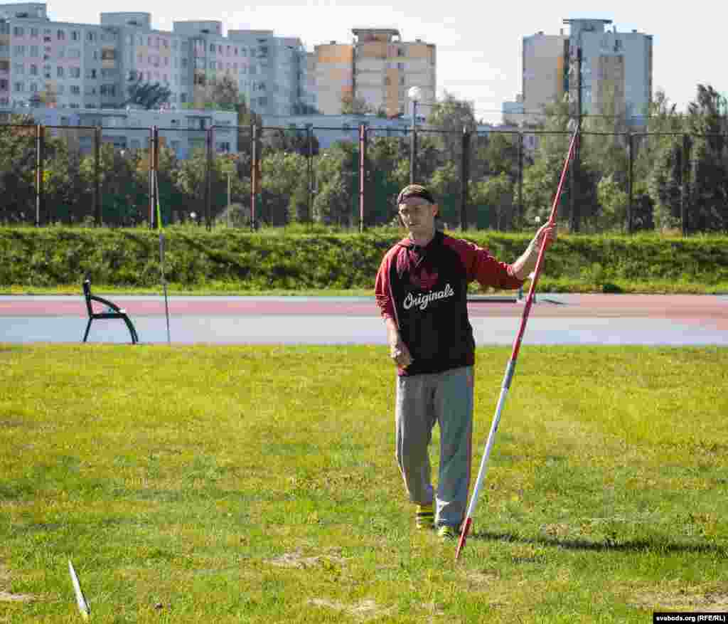 Аляксандар мае правабаковы параліч Эрба. Для яго сёлета 4-я Паралімпіяда.