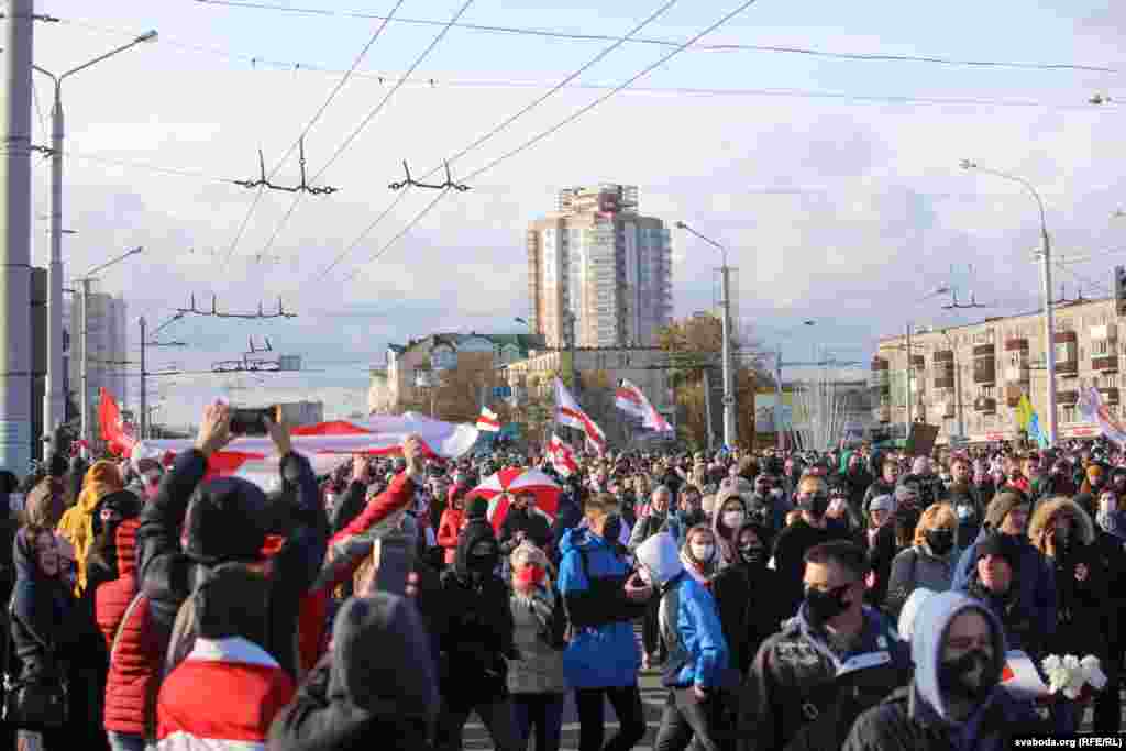 Людзі рушылі далей, але ў раёне станцыі мэтро &laquo;Аўтазаводзкая&raquo; праспэкт перакрылі сілавікі з вадамётамі. У выніку дэманстранты павярнуліся і пайшлі назад.