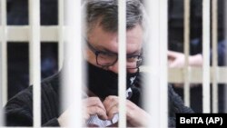 Віктар Бабарыка на судзе 17 лютага.