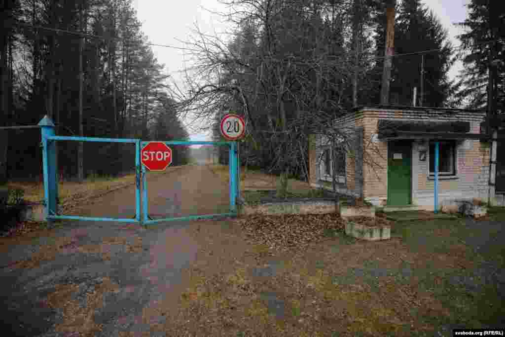 Карэспандэнты Свабоды дабраліся да былой базы СОБРА. Тэрыторыя агароджаная 2-мэтровым плотам, на старым КПП сядзіць ахоўнік