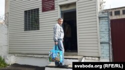 Ілюстрацыйнае фота. Віцебскі праваабаронца Павал Левінаў накіроўваецца ў ІЧУ, каб адбыць 15-суткавы арышт. Віцебск, 31 траўня 2017 году