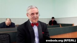 Паэт Славамір Адамовіч у судзе