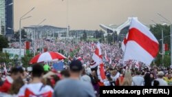 Архіўнае ілюстрацыйнае фота. Мірны марш пратэсту супраць фальсыфікаваных вынікаў прэзыдэнцкіх выбараў 2020 году ў Беларусі. Менск, 30 жніўня 2020 году 