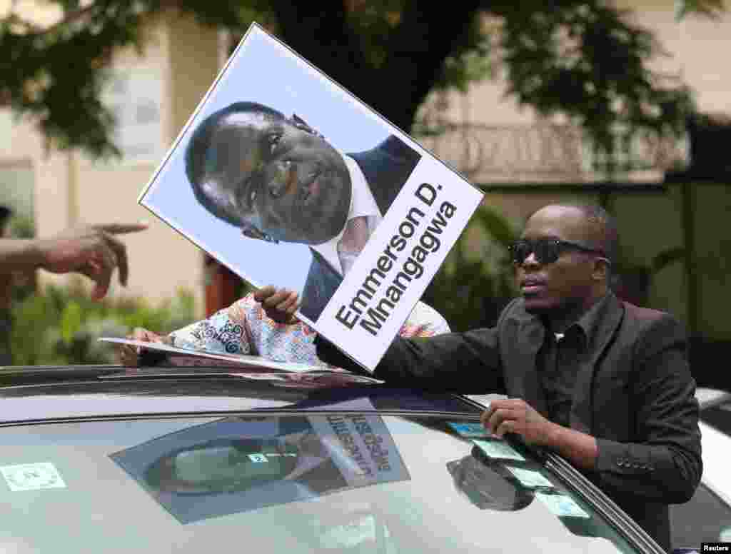 Zimbabwe - Protesters calling for Zimbabwean President Robert Mugabe to step down, 18Nov2017