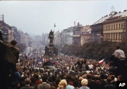 Пратэстоўцы на Вацлаўскай плошчы ў Празе, жнівень 1968