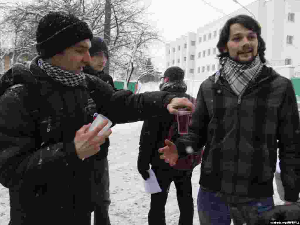 Вязьні Акрэсьціна на волі. З турмы на Акрэсьціна пачалі выпускаць затрыманых