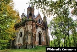 Капліца-пахавальня роду Ажэшкаў да рамонту. Мястэчка Закозель на Берасьцейшчыне