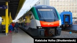 Цягнік Stadler на менскім чыгуначным вакзале перад адпраўленьнем у рэйс да Гомелю 