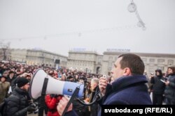 У «рэпартажы» ні разу не згадалі аднаго зь лідэраў пратэстаў — сустаршыні БХД Паўла Севярынца. Някляева паказвалі, але па імі не называлі