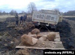 На гэтым полі паўстане Парк мініятурных замкаў. Поле трапілася камяністае…