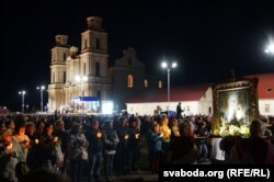 Самы прыгожы момант фэсту — начная працэсія з копіяй абраза Божай Маці Будслаўскай і сьвечкамі