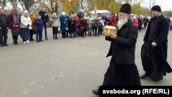 Япіскап Магілёўскі і Мсьціслаўскі Сафроній уносіць у манастыр каўчэг з мошчамі сьвятой Матроны Маскоўскай