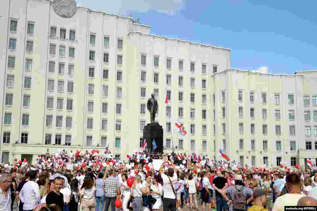 16 жніўня. Магілёў. Шматлюдныя мітынгі адбываюцца ў розных гарадах Беларусі