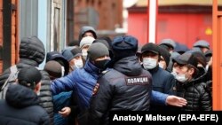 Муҳоҷирон дар Санкт-Петербург дар навбати дароз кардани муҳлати санадҳояшон. Рӯзи 3-юми апрели 2020