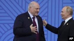 Аляксандар Лукашэнка і Ўладзімір Пуцін на саміце BRICS