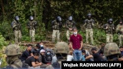 Група мігрантаў на беларуска-польскай мяжы, архіўнае фота