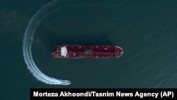 Архіўнае ілюстрацыйнае фота. Іранскі катэр абыходзіць танкер Stena Impero, ліпень 2019 году