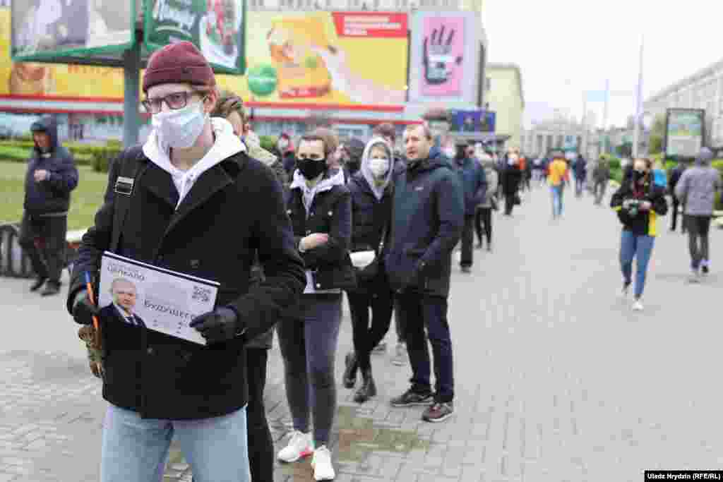 Подпісы зьбіралі ня толькі на стацыянарных пунктах, але і проста ў чарзе