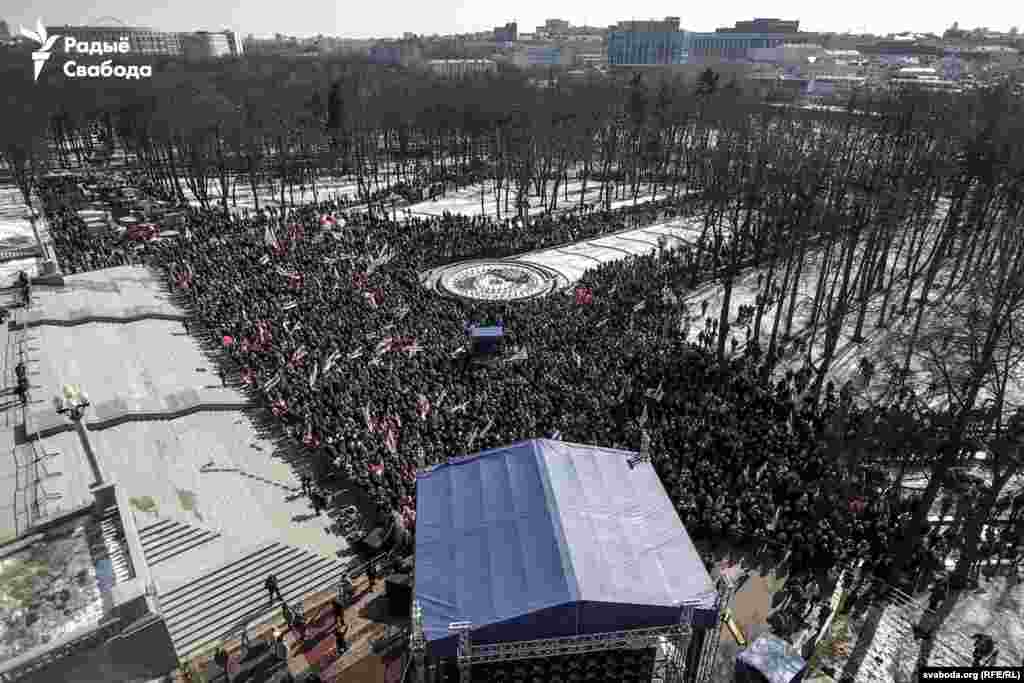 Колькі чалавек прыйшло да пачатку мітынгу-канцэрту &mdash; мяркуйце па фота з дрону.​