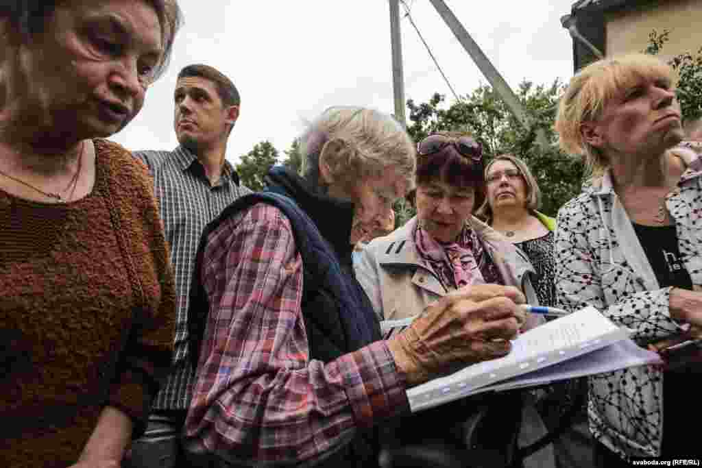 &laquo;Яны хапнулі кавалак зямлі, а пасьля перакрояць, ты&nbsp;ж сам ведаеш. Ім&nbsp;трэба факт. Грамадзкае абмеркаваньне было? Тады яны на&nbsp;падставе яго выносяць рашэньне пра адабраньне зямлі. І&nbsp;вы&nbsp;пазбаўляецеся ўласнасьці. Да&nbsp;пабачэньня! Працэс вельмі просты, і&nbsp;яны яго праходзяць ужо тысячны раз&raquo;,&nbsp;&mdash; вялікага даверу да&nbsp;дзеяньняў уладаў людзі не&nbsp;выказвалі.