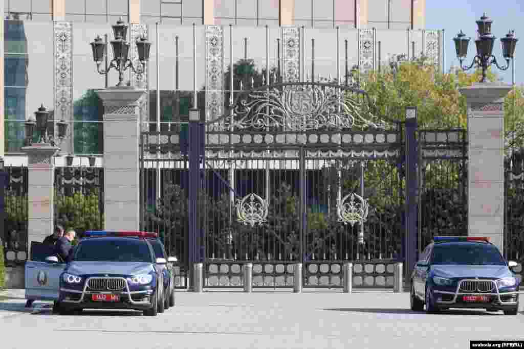 Міліцэйскія аўтамабілі суправаджэньня каля Палацу Незалежнасьці